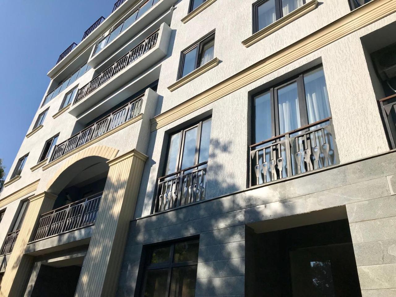 City Center Apartments By Happy Place ティビリシ エクステリア 写真